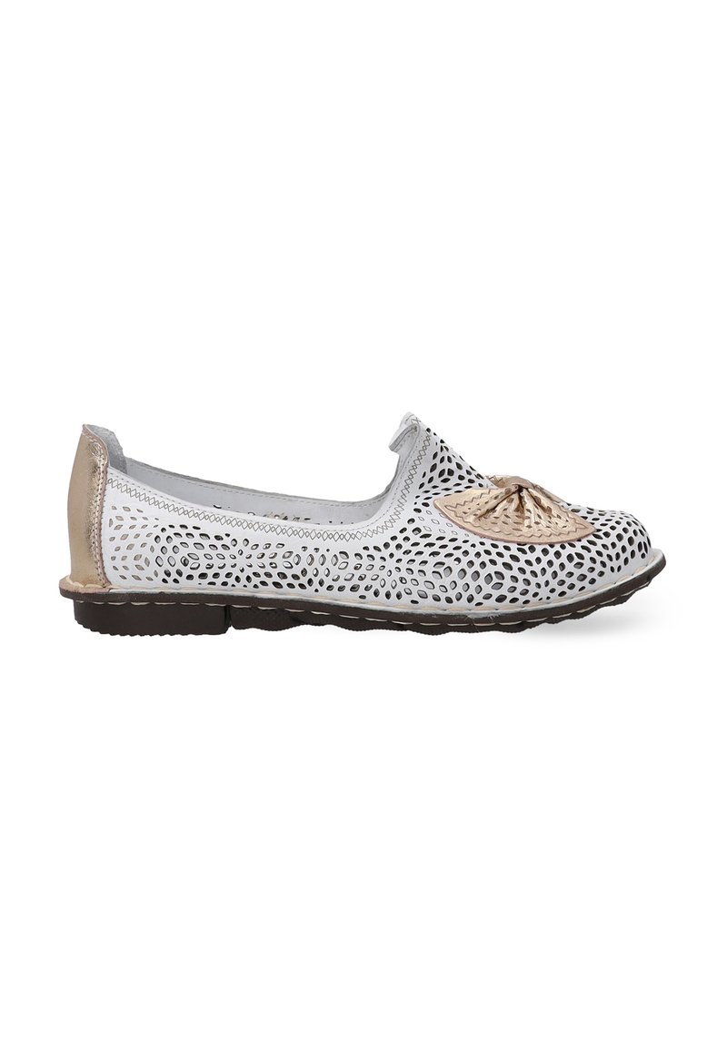 Leder-Slipper mit einem weißen perforierten Obermaterial, beigen Akzenten und einem dekorativen, geknoteten Detail an der Spitze. Flache braune Sohle.