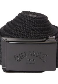 Cinturón tejido negro con una hebilla rectangular de metal negro, detalle de logo en relieve y diseño de espiral en el cinturón.