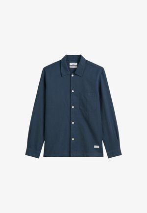 Marineblauwe langemouwen shirt van katoen, met een knoopsluiting aan de voorkant, een enkele borstzak en een standaard kraagontwerp.