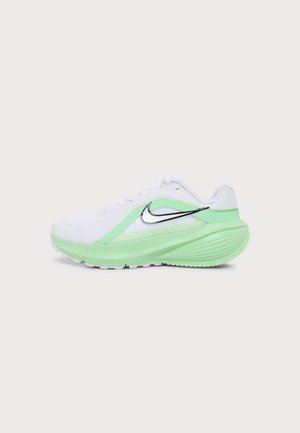 Biały i jasnozielony but do biegania Nike z czarnym logo Swoosh, grubą amortyzowaną podeszwą i sznurowanym zapięciem, widok z boku.