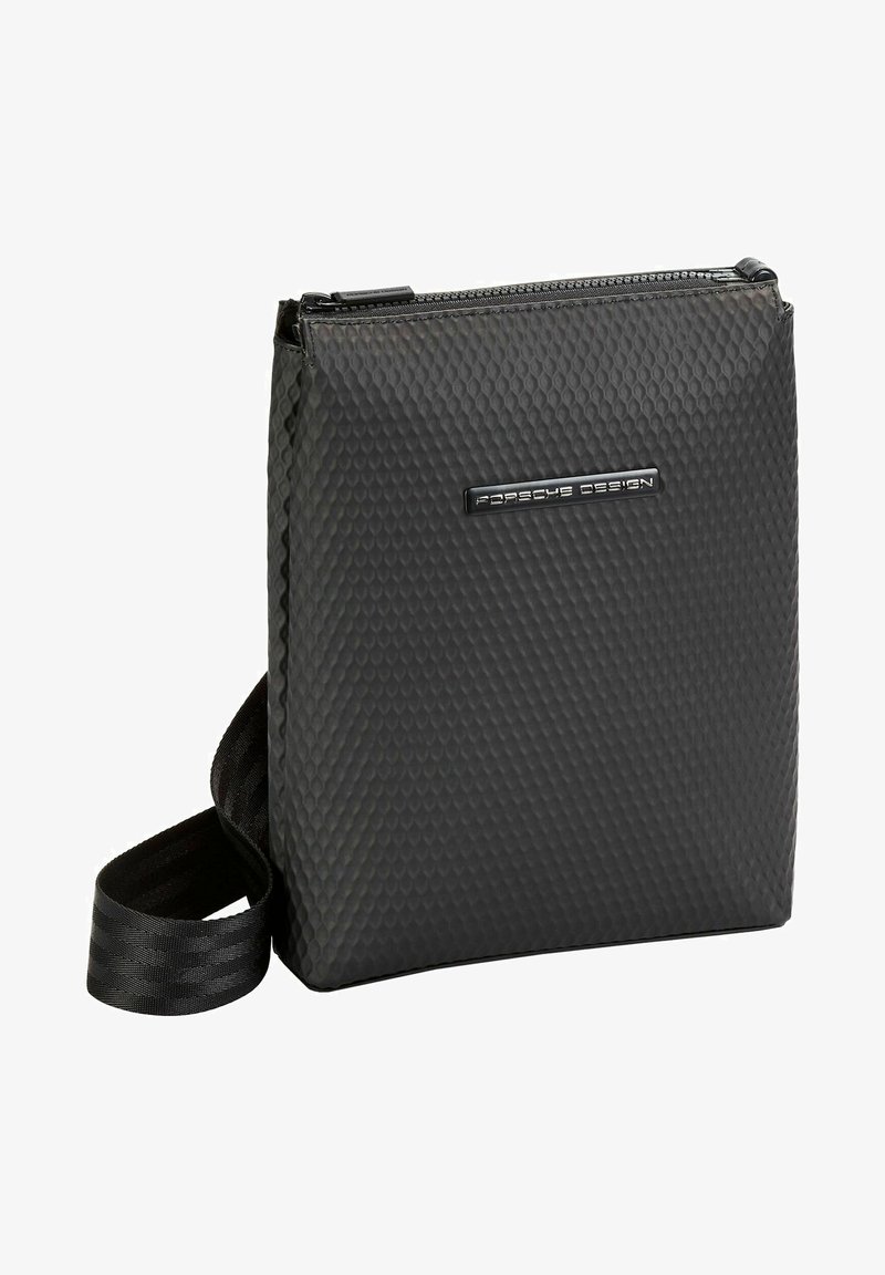 Sac à bandoulière noir en matériau texturé. Il dispose d'une fermeture éclair et d'un accent en métal marqué. Comprend une bandoulière à motif.