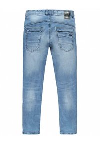 Lichtblauwe denim jeans met achterzakken, subtiele vervaging en een klein zwart merklabel op de band.