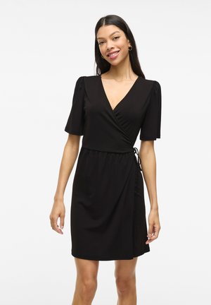 Schwarzes Wickelkleid mit tiefem V-Ausschnitt, kurzen Puffärmeln, elastischem Taillengummi und seitlichem Bindeband. Glattes Material und knielanges Design.