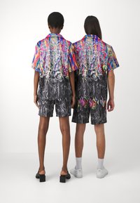 Carlo Colucci UNISEX - Shorts - rot