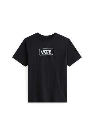 Camiseta de algodón negra con un logotipo rectangular blanco que dice "VANS" en letras negritas centrado en el pecho. Manga corta y cuello redondo.