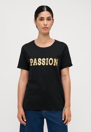 Mustapaita, jossa on käännetyt hihat ja etupuolella kultaisella kimalleella teksti "PASSION". Pehmeää puuvillamateriaalia, jossa on rento istuvuus.