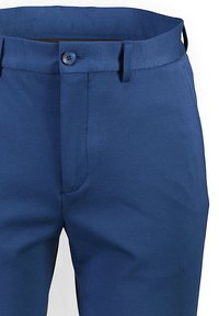 Blaue Hose mit glattem Textil, ausgestattet mit einem Knopfverschluss, Gürtelschlaufen und einer taillierten Passform. Vordertasche mit verdecktem Reißverschluss.