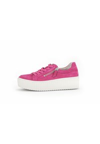 Sneakers platform in suede rosa con suola bianca zigrinata, dotati di lacci decorativi e dettaglio con zip laterale. Interno liscio.