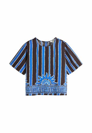 Haut court à manches courtes avec des rayures verticales noires, bleues et blanches, et un motif bordure géométrique et soleil bleu à l'ourlet.