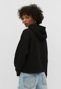 Stradivarius Kapuzenpullover - black