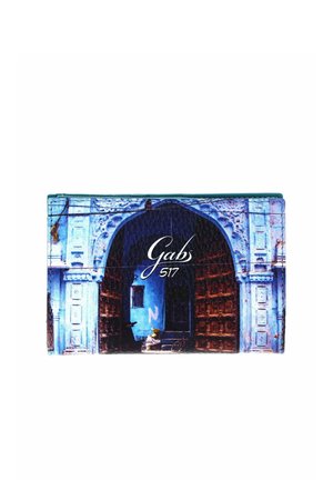 Portefeuille coloré présentant une porte voûtée bleue détaillée avec des portes en bois et le texte "Gabs 517" centré sur l'arche.