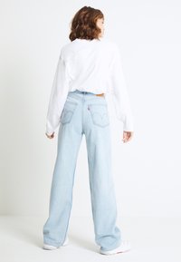 Levi's® HIGH LOOSE - Calças de ganga à boca de sino - light indigo - flat finish