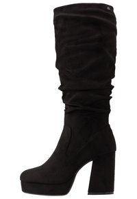 Botas de ante negras hasta la rodilla con un diseño suelto, plataforma gruesa y tacón cuadrado. Textura suave sin patrones o detalles visibles.