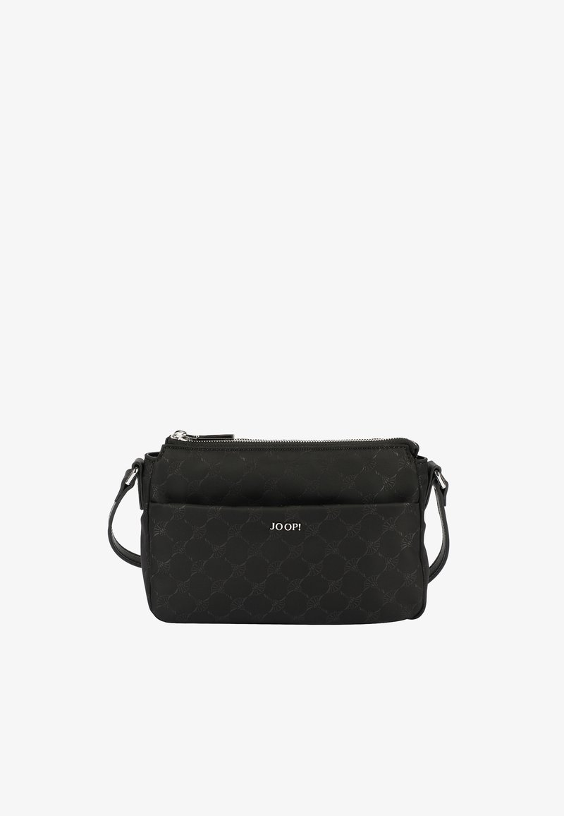 Svart tyg crossbody-väska med dragkedja, med ett texturerat mönster och silverfärgad logotyp. Justerbar axelrem ingår. Rektangulär form.