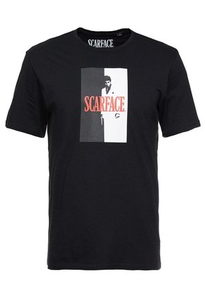Czarny T-shirt z czarno-białą grafiką mężczyzny trzymającego pistolet oraz czerwonym napisem "SCARFACE" na środku.