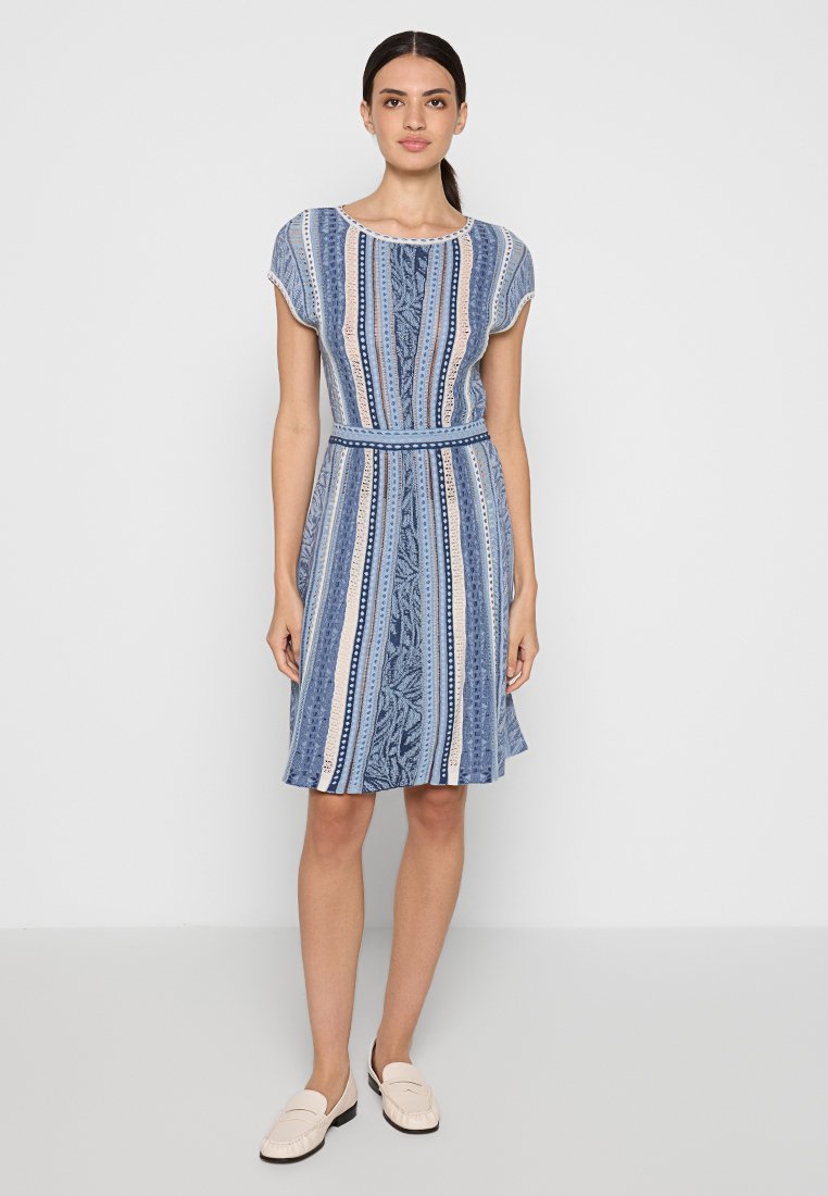 Vestito blu con maniche corte e orlo svasato. Presenta strisce verticali in diverse tonalità e texture, con vita aderente.