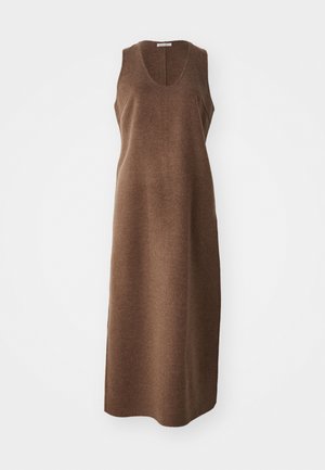 Robe en laine marron sans manches, arrivant au genou, avec un décolleté en forme de scoops et une silhouette droite légèrement cintrée.