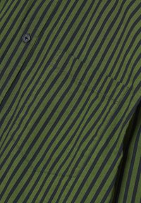 Groen en marineblauw gestreept shirt met een knoopsluiting aan de voorkant, kraag en een borstzak, gemaakt van een soepele katoenstof.