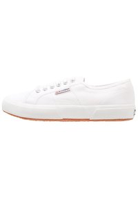 Weiße Turnschuhe aus Canvas mit runder Spitze, Schnürdesign und strukturiertem Gummisohle. Verfügt über ein kleines Logo-Patch an der Seite und dezente Nähte.