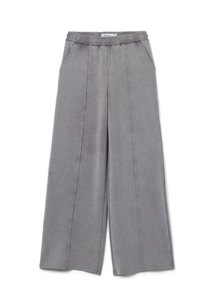 Pantalones de pierna ancha grises, confeccionados en una tela suave, con una cinturilla elástica, dos bolsillos laterales y detalles de costura sutiles.