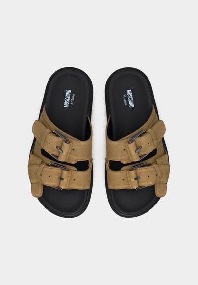 Ζευγάρι μαύρα σανδάλια με λουράκια διπλά ρυθμιζόμενα σε ταμπά χρώμα και ασημένιες αγκράφες, με την επωνυμία «Moschino Milano» στα πέλματα.