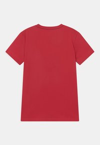 Rød kortermet T-skjorte laget av glatt bomull. Klassisk rund halsdesign uten synlige mønstre eller detaljer. Flat nederkant og semifittet fasong.
