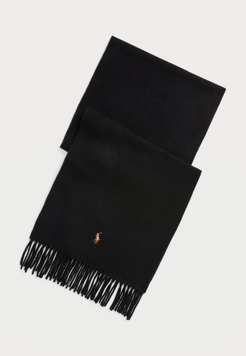 Cachecol de lã preto com extremidades franjadas e um pequeno logótipo bordado de um jogador de pólo em vermelho e castanho perto de uma das bordas.