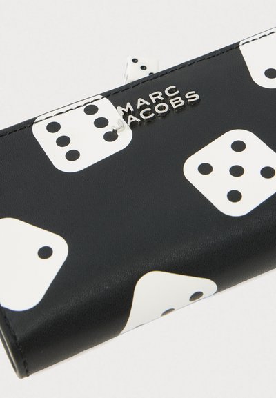 Čierna peňaženka s bielym vzorom kociek a strieborným logom "Marc Jacobs" na bielom pozadí.
