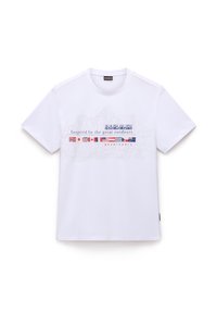 Camiseta de algodón blanca con un gráfico frontal que presenta contornos de montañas y banderas, texto y un cuello redondo. Manga corta.