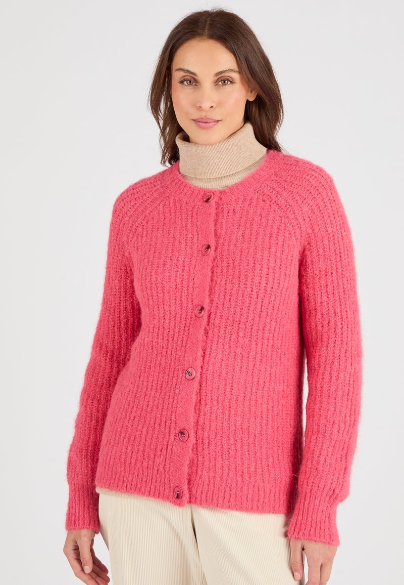 Cardigan rosa lavorato a maglia con texture a costine, scollatura rotonda e chiusura con bottoni. Presenta maniche lunghe e una vestibilità comoda.