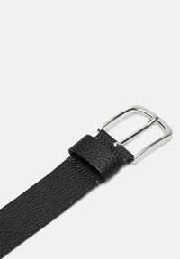 Cintura in pelle nera con finitura testurizzata, dotata di una fibbia e un porta-fibbia in metallo argentato. La cintura è piatta e uniforme in larghezza.