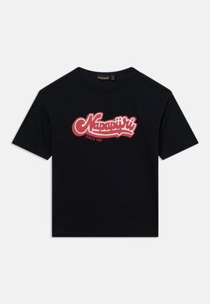 Musta lyhythihainen t-paita pyöreällä pääntiellä, jossa rintakehän keskellä on punavalkoinen "Napapijri Since 1987" -logo.