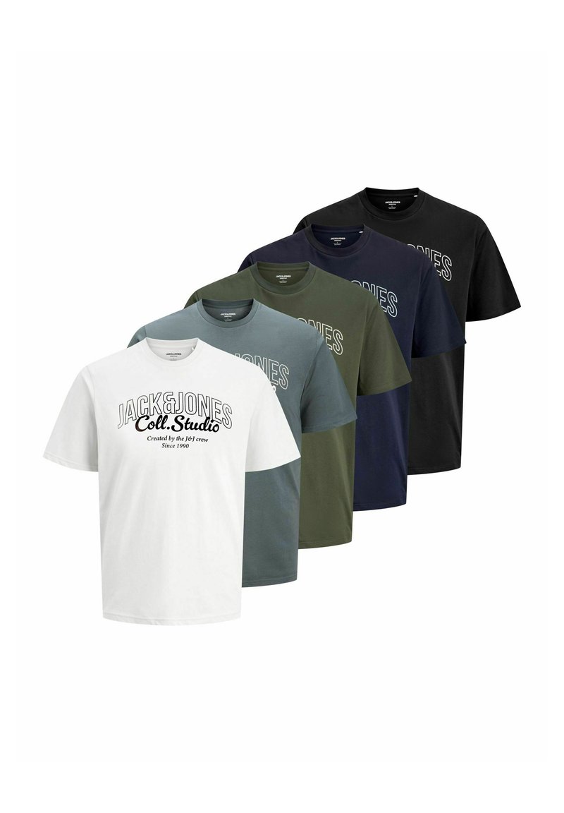 Cinco camisetas de manga corta con cuello redondo, dobladas, en blanco, azul, verde, marino y negro, con el texto "JACK & JONES Coll. Studio" impreso en la parte frontal.