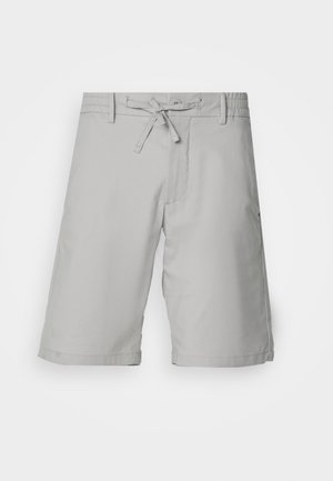 Shorts gris clair en tissu lisse et léger. Dotés d'une taille élastique avec cordon de serrage, de poches latérales et de jambes à coupe droite.