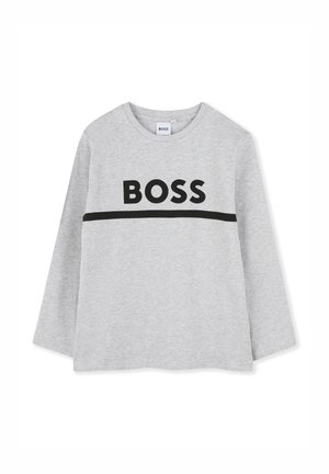 Chemise à manches longues gris clair avec col rond, bande horizontale noire et texte noir en gras "BOSS" sur la poitrine.