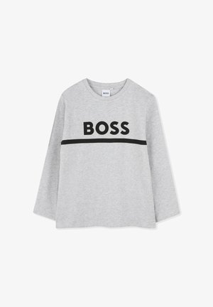 Lichtgrijs shirt met lange mouwen en ronde hals, zwarte horizontale streep en gedurfde zwarte "BOSS" tekst over de borst.