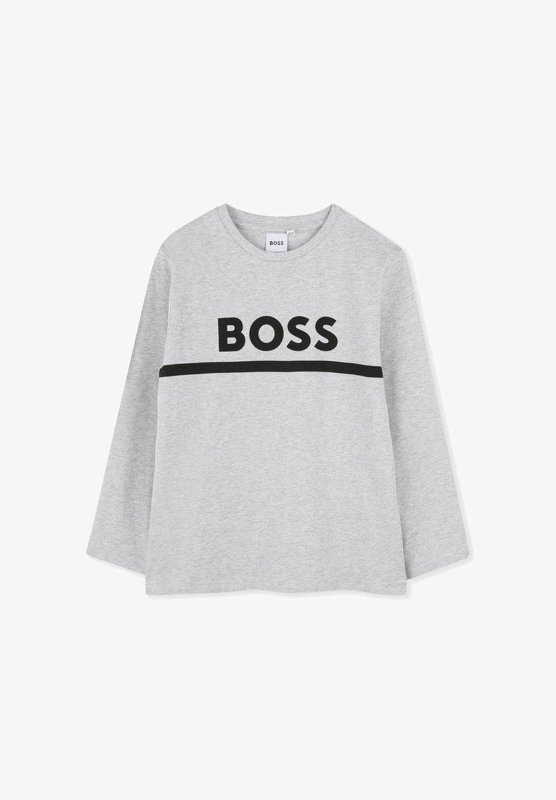 Chemise à manches longues gris clair avec col rond, bande horizontale noire et texte noir en gras "BOSS" sur la poitrine.