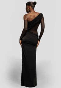 Sort aftenkjole med off-shoulder design, lange tætsiddende ærmer og draperet stofdetalje, der fremhæver en glat, elastisk tekstur.