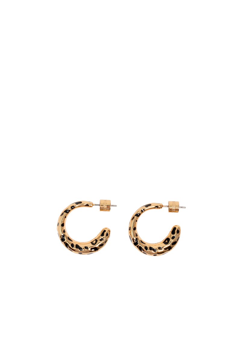 Pendientes de aro dorados con una superficie texturizada, que presentan un patrón de estampado de leopardo negro. Diseño sencillo con cierre a presión.