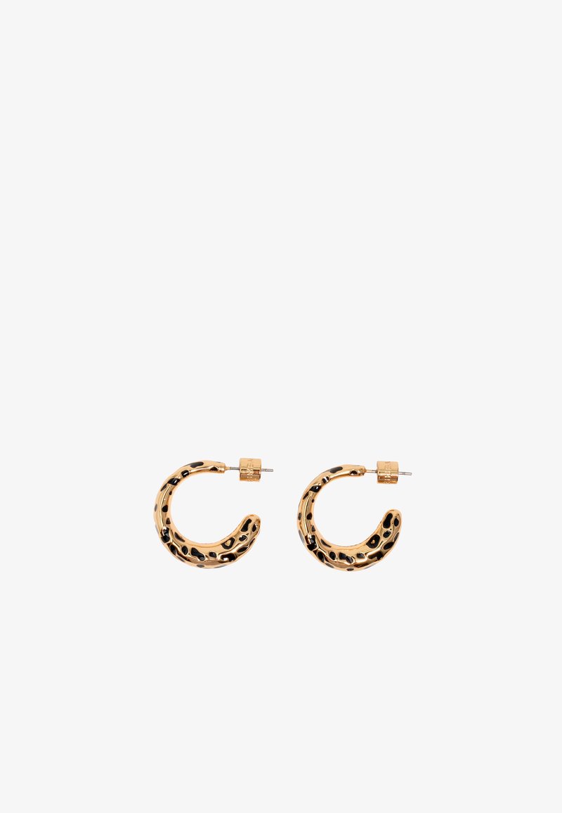 Pendientes de aro dorados con una superficie texturizada, que presentan un patrón de estampado de leopardo negro. Diseño sencillo con cierre a presión.