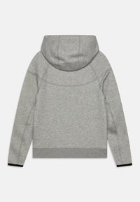 Grå sweatshirt med huva, som har en slät yta, ribbade muddar och en resår i nederkanten. Bakifrån syns sömdetaljer och inga tryck.