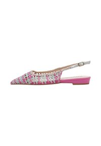Zapato slingback tejido en rosa y plata con puntera puntiaguda, tacón plano y lentejuelas decorativas que reflejan la luz a lo largo de la parte superior.