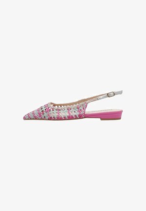 Zapato slingback tejido en rosa y plata con puntera puntiaguda, tacón plano y lentejuelas decorativas que reflejan la luz a lo largo de la parte superior.
