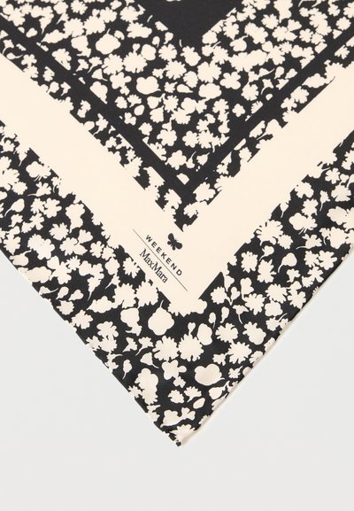 Γωνία μαύρης και λευκής φλοράλ σχεδίασης φουλαριού με κρεμ περίγραμμα και λογότυπο "Weekend Max Mara" καθώς και μικρή λεπτομέρεια πεταλούδας.