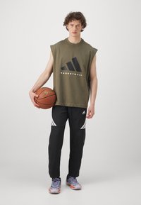 adidas Performance TEE - T-shirt print - olive strata