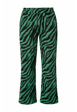Groene en zwarte gestreepte broek met een elastische tailleband, gemaakt van een zachte, textuurrijke stof en met een flared leg ontwerp. De patronen lijken op tijgerstrepen.