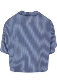 Camisa azul corta con mangas cortas, con finas rayas verticales blancas, un cuello y un dobladillo recto. Textura de tela suave.