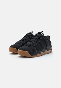 Nike Sportswear AIR MORE UPTEMPO LOW - Treniņu apavi - black/medium brown