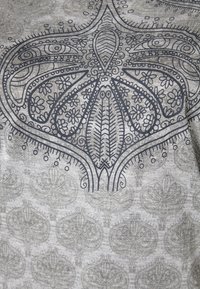 Tela de algodón con intrincados patrones en gris de paisleys y flores, con un fondo texturizado y contornos detallados.