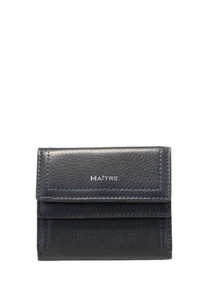 Črna usnjena denarnica z vidnim šivanjem in reliefnim logotipom "MAITRE" na sprednji klapni, zaprta in pravokotne oblike.